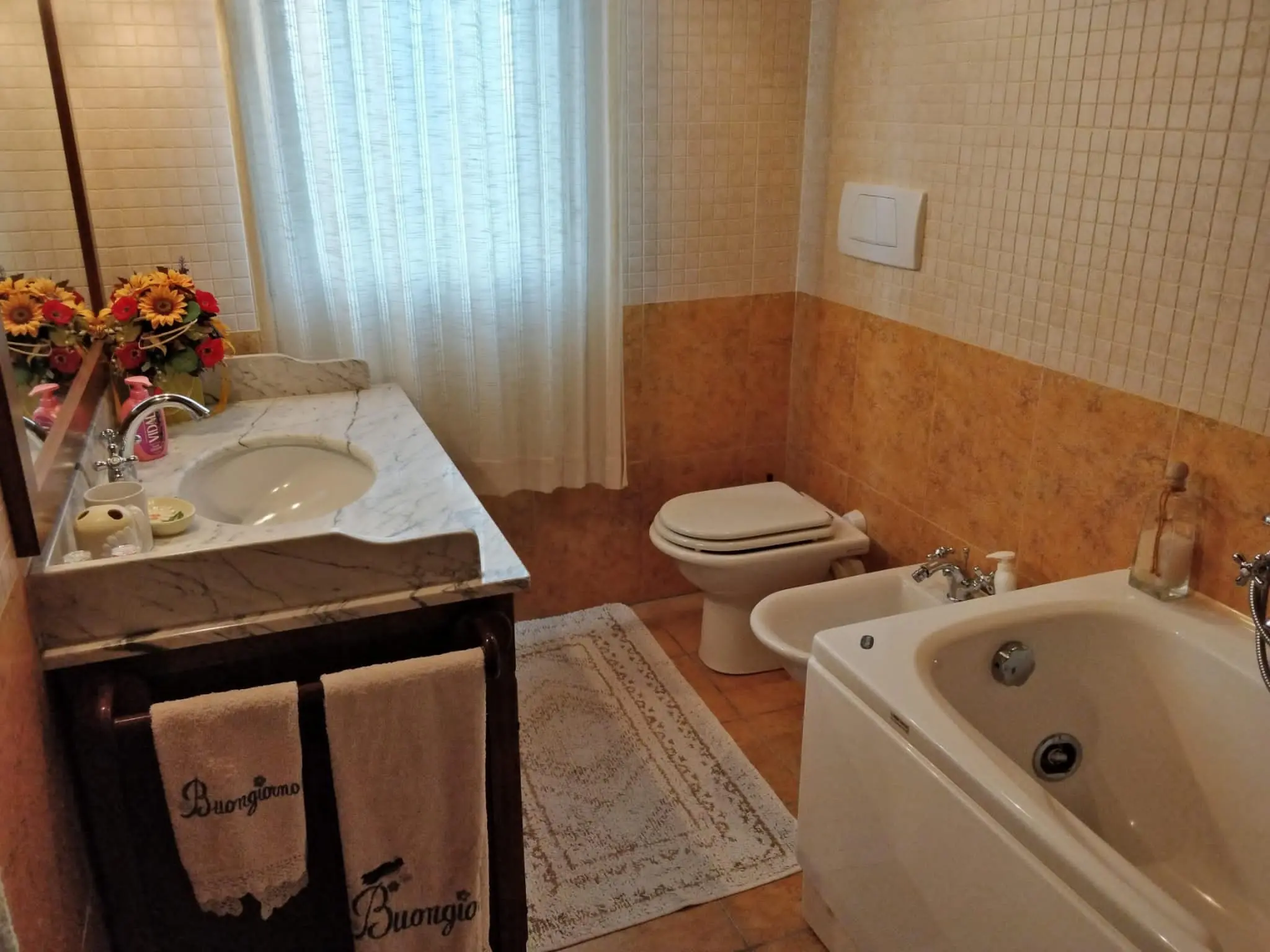 Il bagno privato con vasca idromassaggio