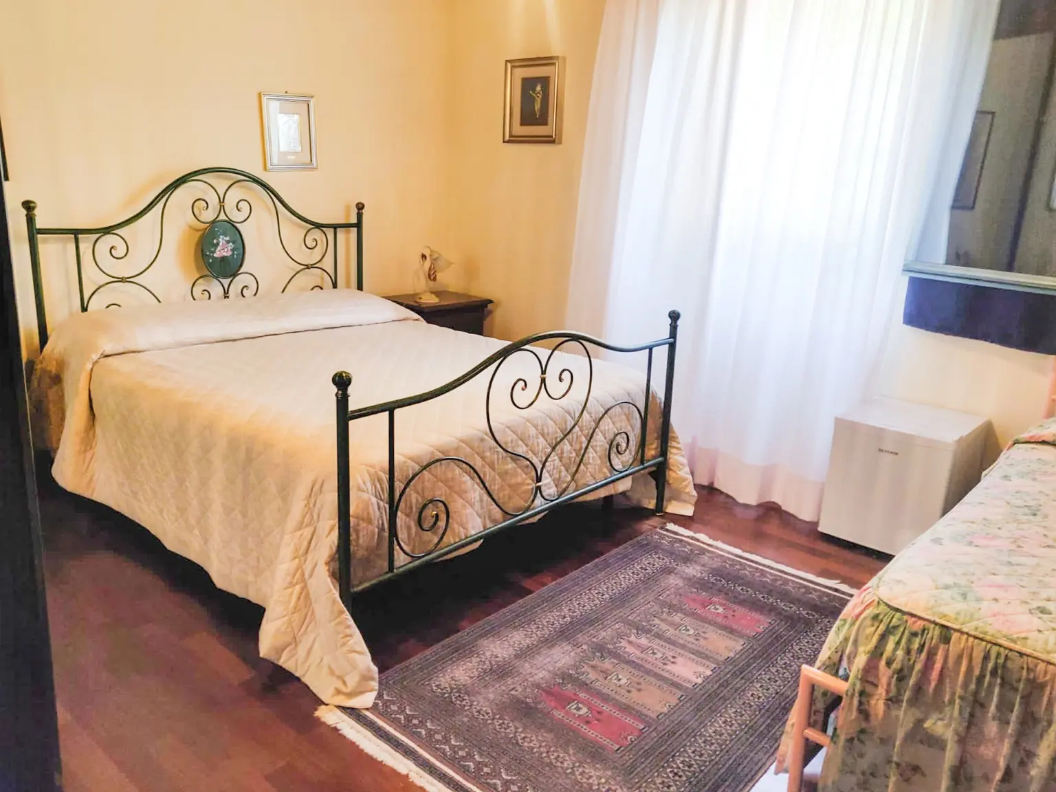 La camera matrimoniale con letto aggiunto