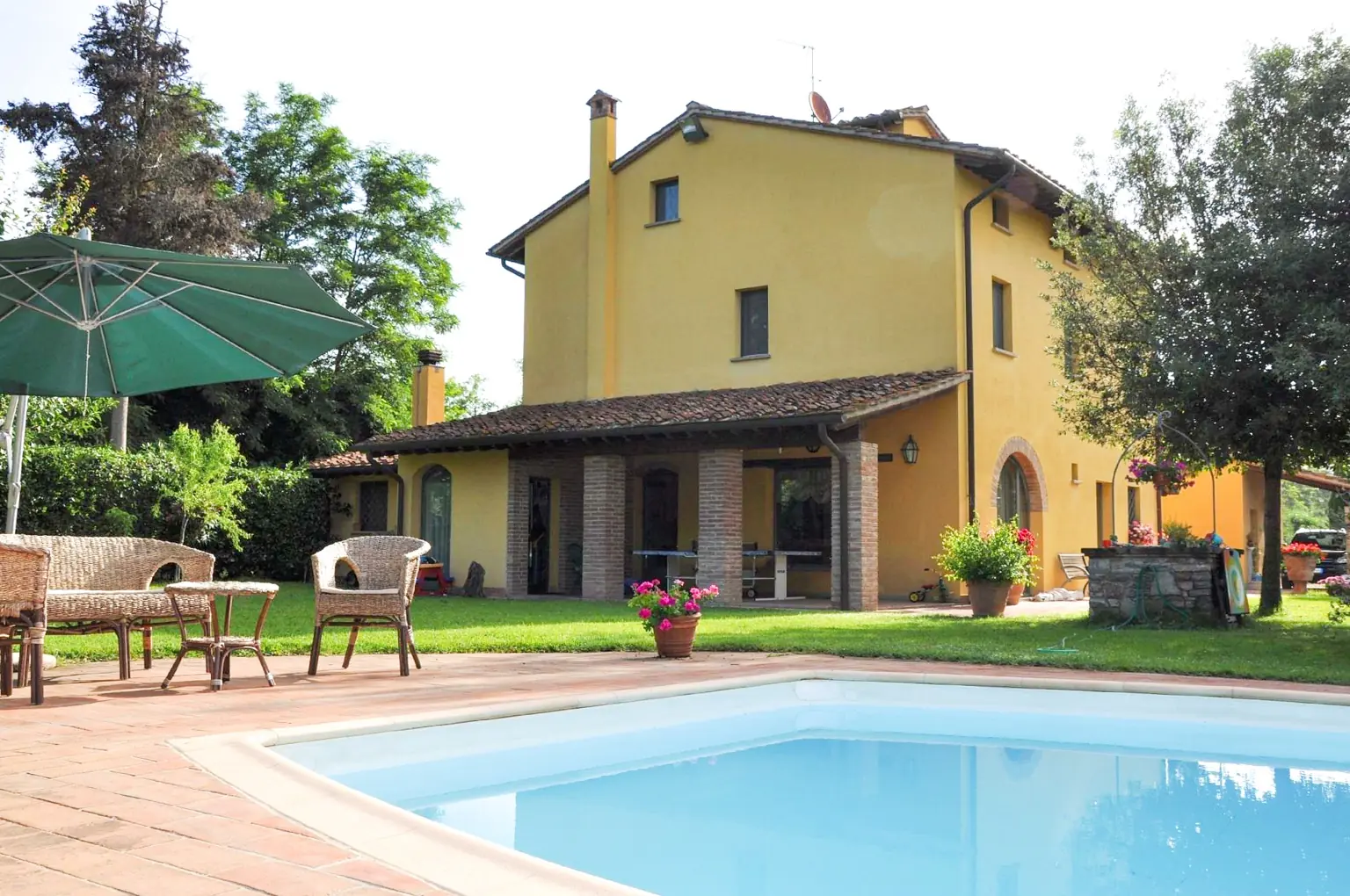 Il casolare e la piscina